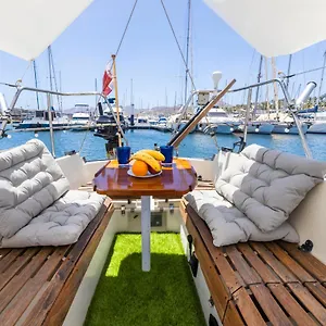 Seaside Chill-out On A Sail Yacht Hotel en barco